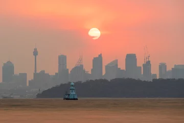 Fototapeten Sydney, Australien - 4. Januar 2020. Die untergehende Sonne durch den Rauchnebel von New South Wales, während sie von Buschbränden verwüstet wird. © Craig Milsography