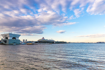 Obraz premium 横浜の港からみた夕暮れの海