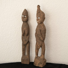 Interessantes Souvenir aus Afrika - Zwei kleine, geschnitzte Holzfiguren als Paar aus dem Kongo