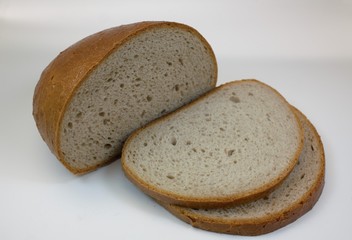 Nahaufnahme von frischem Kasseler Brot und geschnittenen Brotscheiben