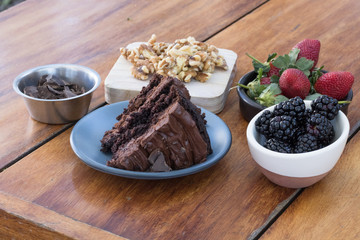 Pastel de chocolate con frutos rojos 