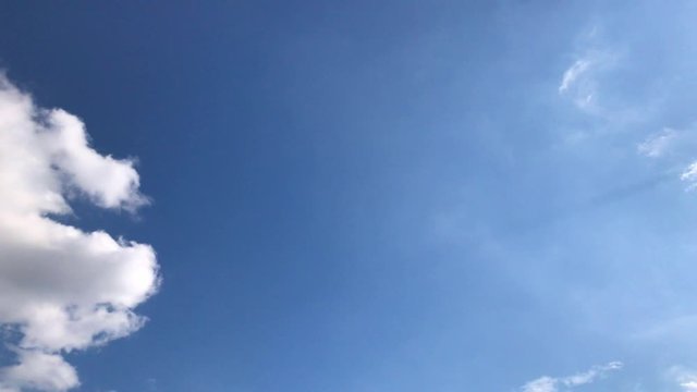 流れる雲 光芒 中央にコピースペース 冬空 積雲 断片雲 タイムラプス 雲_07v_00651(BLOC7689_PR_2_MOV_timelapse)