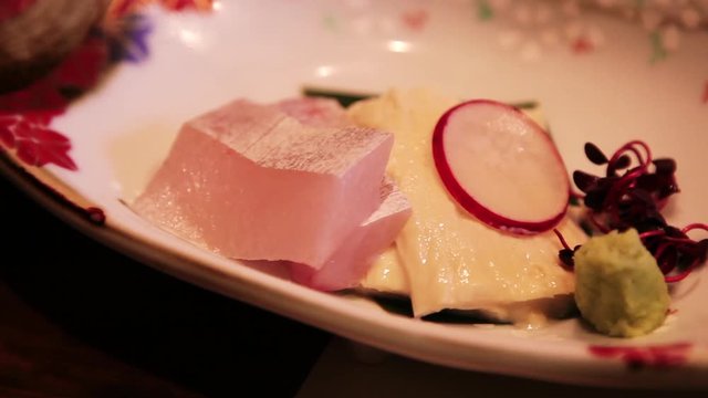 janisches Essen roher Fisch und Tofu