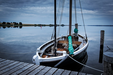 Ruhige Ostsee am Hafen der Insel Poel in Deutschland mit Segelboot