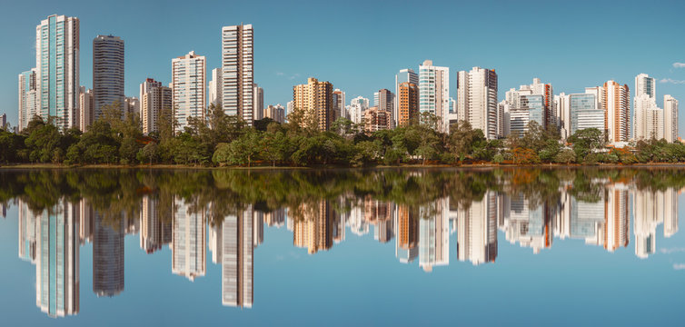 Panoramic view of the most important lake in the city of Londrina, Brazil.