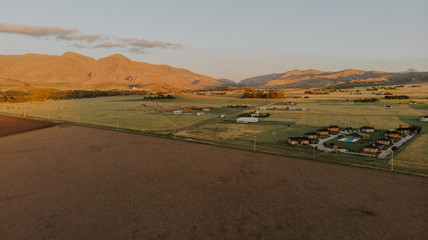  The city and the mountains seen from the drone