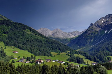 Fototapeta na wymiar Bergdorf in den Alpen, Österreich