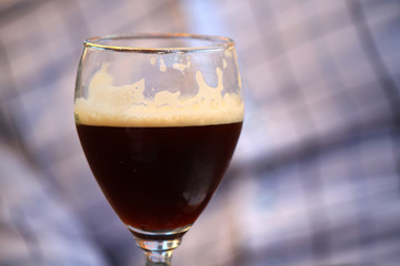 servizio al tavolo all'aperto con bevanda nel bicchiere