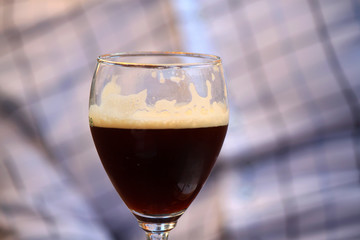 servizio al tavolo all'aperto con bevanda nel bicchiere