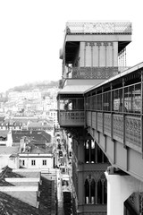 Architektur in Lissabon schwarz weiß