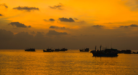 Fototapeta premium Beautiful sea at sunset