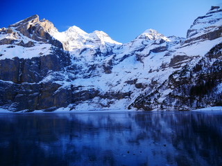 Kandersteg BE, Schweiz: Ein klarer Wintertag am Oeschinensee