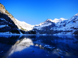 Kandersteg BE, Schweiz: Der Oeschinensee im Winter