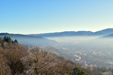 Freiburg und das Dreisamtal unter einer Nebeldecke