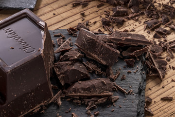 Cioccolato fondente a blocchi con pezzi tagliati