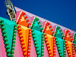Bunte Fassade auf Rummelplatz
