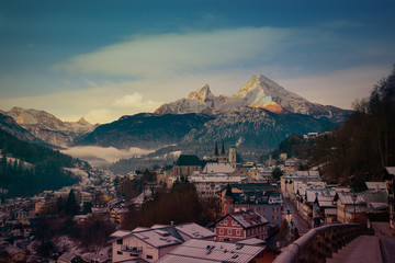 Obraz premium Blick auf Berchtesgaden mit Watzmann