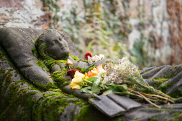 Alter Grabstein eines jungen Mädchens, alter Friedhof Freiburg