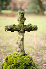 Wunderschönes mit Moos bewachsenes altes Holzkreuz