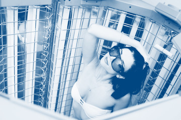 pretty girl on the background of the device for the treatment of light.