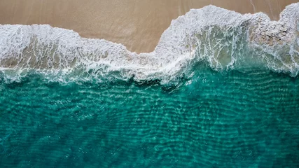 Fotobehang Dromerig strand en ondiepe turquoise oceaangolven © marksn.media