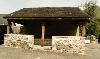 Fototapeta na wymiar Lavoir dans le village de Laruns dans la Vallée d'Ossau dans les Pyrénées Atlantique