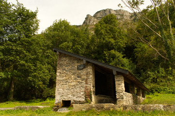 Fototapeta na wymiar Lavoir dans le village de Aste Béon dans la Vallée d'Ossau dans les Pyrénées Atlantique