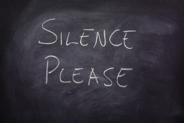 Obraz premium Message asking for silence written on a blackboard