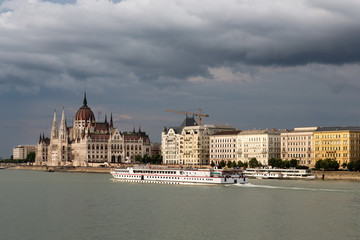 Obraz premium Launch at river Danube near Parliament building Budapest