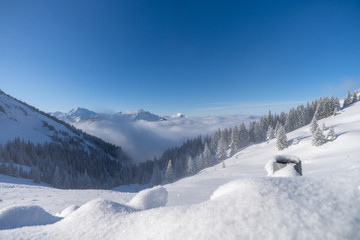 Fototapeta na wymiar Blick auf ein wolkenbedecktes Tal