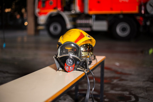 Casco y máscara de gas de equipo de bomberos