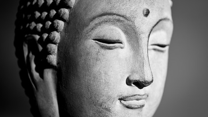 Visage Bouddha ombre lumière noir blanc - obrazy, fototapety, plakaty