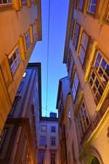 Obraz premium Narrow street with historic baroque houses of old town Vienna during blue hour.