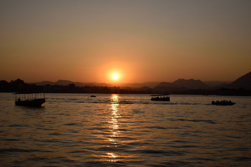 Fototapeta na wymiar Evening at fatehsagar lake, Udaipur, Rajasthan