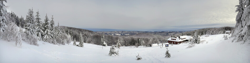 Panorama Hala Łabowska Zima - Baskid Sądecki widok na halę i Schronisko