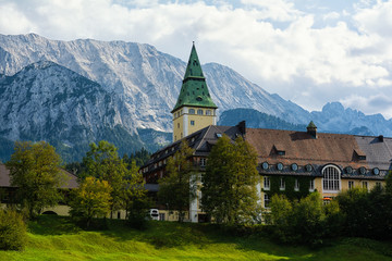 Fototapeta na wymiar Schloß in den bayerischen Alpen