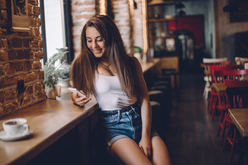 Obraz na płótnie Canvas Woman using phone in a cafe.