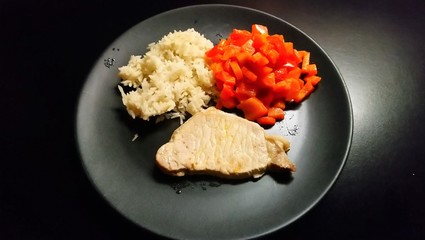 Porc, riz, poivrons et carottes