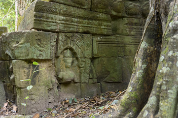 Fototapeta na wymiar Sculptures du temple de Ta Prom