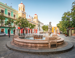 Plaza de Armas, town square with fountain in the city centre of Old San Juan, Puerto Rico. - obrazy, fototapety, plakaty