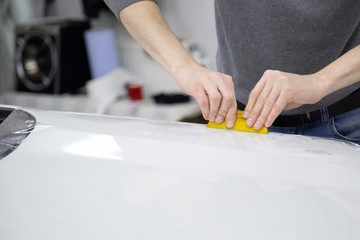 Installing a protective film on the car body to protect the paint on the car.