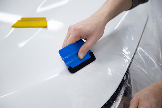 Installing a protective film on the car body to protect the paint on the car.