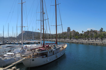 Barcelona: Blick vom Hafen Port Vell auf die Strandpromenade und den Berg und Schloss Montjuic