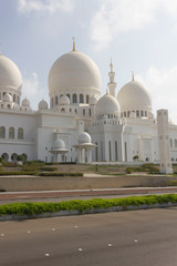Fototapeta na wymiar view from the street of the Sheikh al Zayed mosque