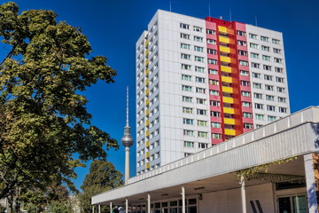 Berlin, Fernsehturm und Hochhaus © ArTo