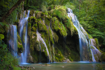 cascade des tufs dans le jura près d'arbois
