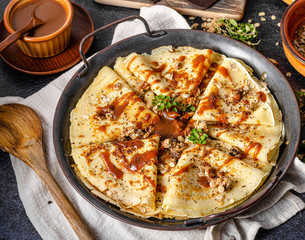 Caramel crepes with granola