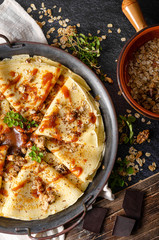 Caramel crepes with granola