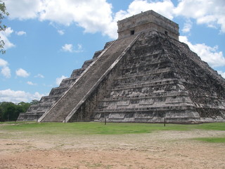 Fototapeta na wymiar pyramid of chichen itza mexico