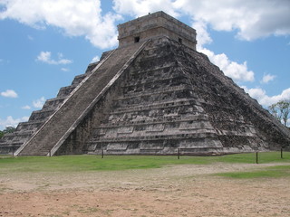 Fototapeta na wymiar chichen itza pyramid